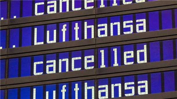 Ein Bild, das ab Mittwoch an Fluhäfen wieder häufiger zu sehen sein wird: Anzeigentafeln zeigen „cancelled“ und „Lufthansa“ am Flughafen München an. Die Piloten der Lufthansa haben einen weiteren Streik bei der Airline beschlossen. Das Unternehmen könne den für Mittwoch geplanten zweitägigen Ausstand aber noch mit einem „ernstzunehmenden“ Angebot abwenden, teilte die Gewerkschaft Vereinigung Cockpit in Frankfurt mit.