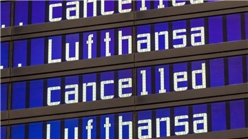 Ein Bild, das ab Mittwoch an Fluhäfen wieder häufiger zu sehen sein wird: Anzeigentafeln zeigen „cancelled“ und „Lufthansa“ am Flughafen München an. Die Piloten der Lufthansa haben einen weiteren Streik bei der Airline beschlossen. Das Unternehmen könne den für Mittwoch geplanten zweitägigen Ausstand aber noch mit einem „ernstzunehmenden“ Angebot abwenden, teilte die Gewerkschaft Vereinigung Cockpit in Frankfurt mit.