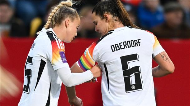 Ein Bild, das schon etwas älter ist: Giulia Gwinn (l) und Lena Oberdorf gemeinsam beim Nationalteam. (Archivbild)