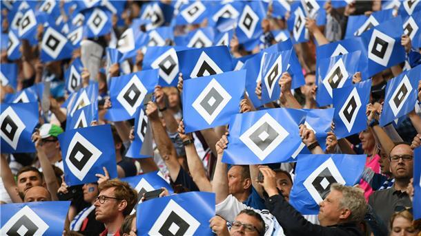 Ein Bild, dass man so schnell nicht mehr sehen wird: Hamburgs Fans vor dem Spiel auf der Tribüne.