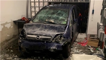 Ein Bild der Verwüstung: Ein Fahrzeug hat die Wand einer Garage der Straßenmeisterei Westerstede durchbrochen.