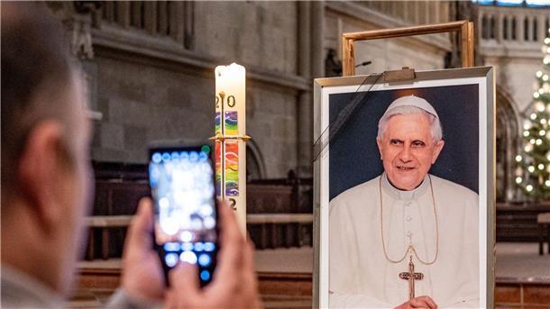 Ein Bild mit dem emeritierten Papst Benedikt XVI. steht im Dom St. Peter in Regensburg.
