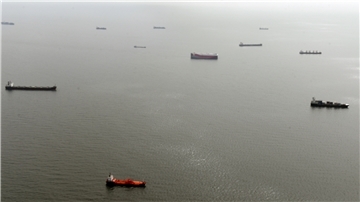 Ein Bild von der Neue-Weser-Reede vor Wangerooge. Wer hier den Anker fallen lässt, will die Weser hoch.