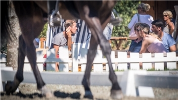 Ein Bild vor der Krise und ohne Corona-Auflagen: Die Zuschauer genießen bei der Dressurprüfung die Schattenplätze im Strandkorb mit Blick auf den Dressurplatz.