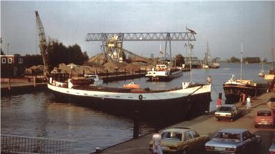 Ein Binnenschiff wendet im Großensieler Hafen in Nordenham
