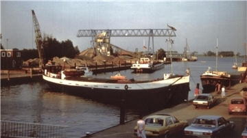 Ein Binnenschiff wendet im Großensieler Hafen in Nordenham