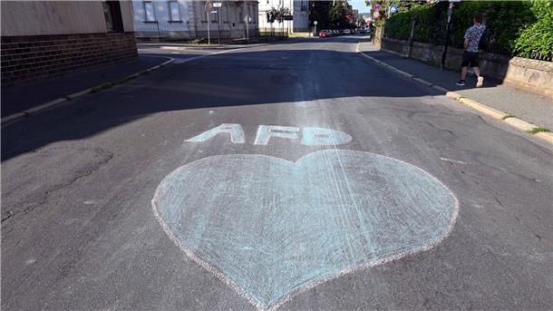 Studie findet rechtsextreme Ansichten in Ostdeutschland Ein blaues Herz und der Schriftzug AfD sind mit Kreide auf eine Straße in Sonneberg gemalt.