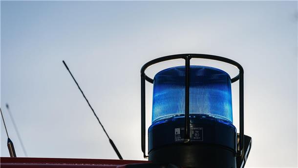 84-jährige Radfahrerin wird von Auto erfasst und stirbt Ein Blaulicht auf dem Dach eines Einsatzfahrzeugs der Feuerwehr.