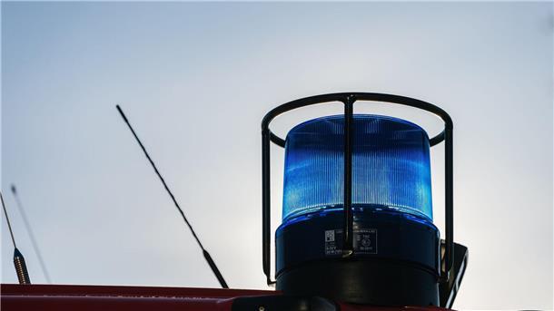 Radfahrer bei Zusammenstoß mit Auto tödlich verletzt Ein Blaulicht auf dem Dach eines Einsatzfahrzeugs der Feuerwehr.