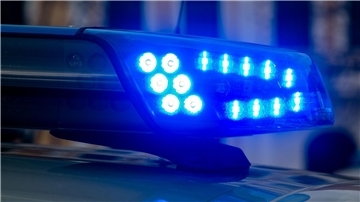Ein Blaulicht der Polizei leuchtet auf. (Symbolbild)