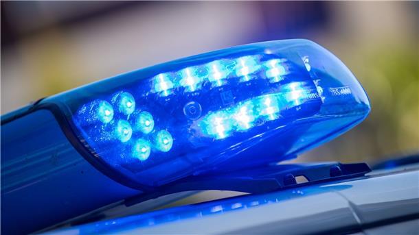 Mehrere Schwerverletzte bei Halloween-Party in Tschechien Ein Blaulicht ist auf dem Dach eines Polizeifahrzeugs zu sehen. (Symbolbild)