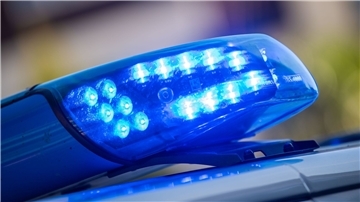 Ein Blaulicht ist auf dem Dach eines Polizeifahrzeugs zu sehen. (Symbolbild)