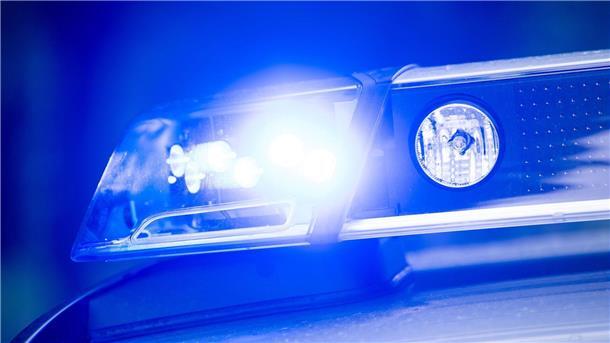 Schüsse auf Bremer Lokal: Wirt durch Glassplitter verletzt Ein Blaulicht leuchtet an einer Polizeistreife.