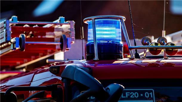 Ein Blaulicht leuchtet auf dem Dach eines Einsatzfahrzeugs der Feuerwehr.
