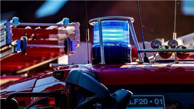 Ein Blaulicht leuchtet auf dem Dach eines Einsatzfahrzeugs der Feuerwehr.