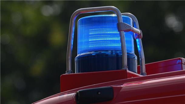 Scheune abgebrannt: Polizei ermittelt wegen Brandstiftung Ein Blaulicht leuchtet auf dem Dach eines Einsatzfahrzeugs der Feuerwehr.