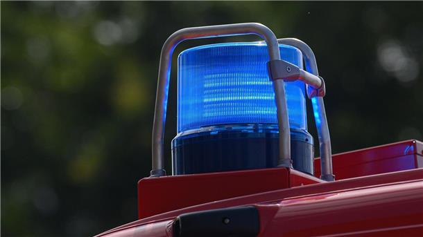 Ein Blaulicht leuchtet auf dem Dach eines Einsatzfahrzeugs der Feuerwehr.