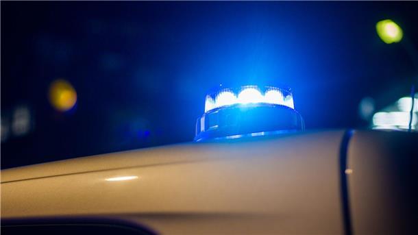 Ein Blaulicht leuchtet auf dem Dach eines Polizeifahrzeugs.
