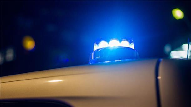 Autofahrerin gerät in Gegenverkehr: Motorradfahrer stirbt Ein Blaulicht leuchtet auf dem Dach eines Polizeifahrzeugs.