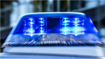 Ein Blaulicht leuchtet auf dem Dach eines Polizeiwagens.