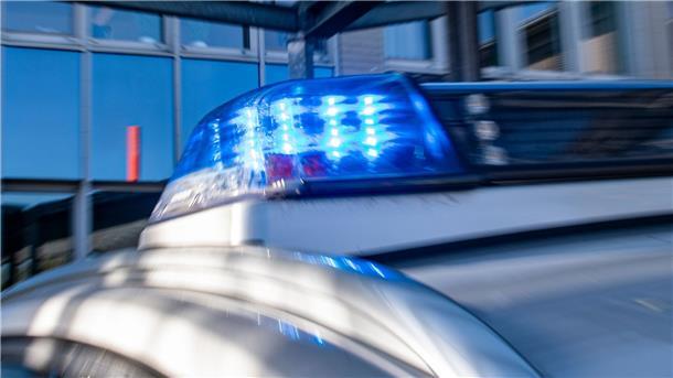Ein Blaulicht leuchtet auf dem Dach eines Polizeiwagens.