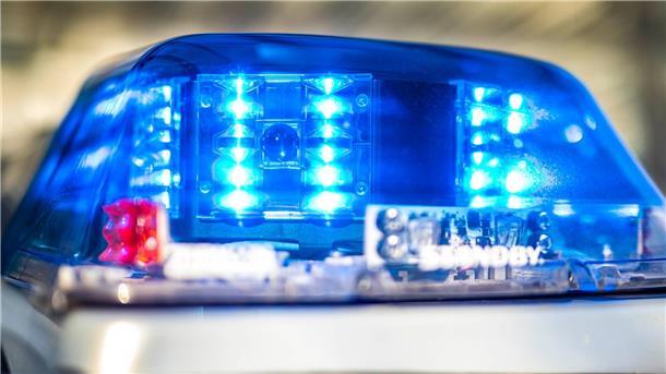 Mann schwer verletzt bei Zusammenstoß von Motorrad mit Reh Ein Blaulicht leuchtet auf dem Dach eines Polizeiwagens.