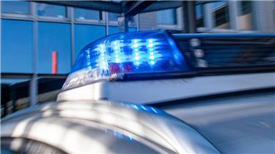 Ein Blaulicht leuchtet auf dem Dach eines Polizeiwagens.