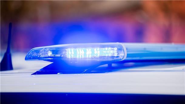 Ein Blaulicht leuchtet auf dem Dach eines Streifenwagens der Polizei.