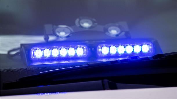 Pilot nach Absturz mit Ultraleichtflugzeug leicht verletzt Ein Blaulicht leuchtet unter der Frontscheibe eines Einsatzfahrzeugs der Polizei.
