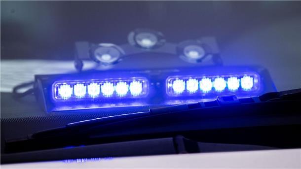 Jugendlicher verletzt Schüler mit Hammer Ein Blaulicht leuchtet unter der Frontscheibe eines Einsatzfahrzeugs der Polizei.