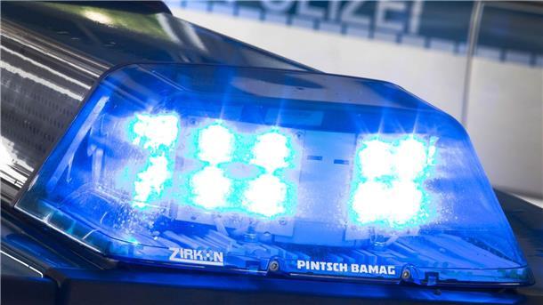 Ein Blaulicht leuchtet während eines Einsatzes auf dem Dach eines Polizeiwagens.