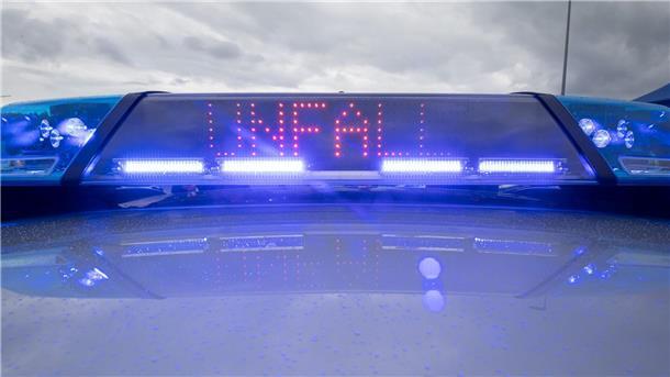 Ein Blaulicht und eine LED-Anzeige leuchten auf dem Dach eines Polizeifahrzeugs.
