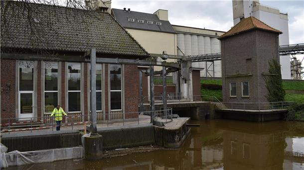 Rönnelausbau und Sanierung des Schöpfwerks dienen in Brake der Deichsicherheit Ein Blick auf das erneuerungsbedürftige Braker Siel mit dem Sielbauwerk sowie dem mit Pumpen im Innern ausgestatteten Schöpfwerk. Dort zu sehen: Verbandstechniker Jörg Weimann.