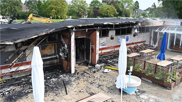 Ein Blick auf die Ausgebrannten Umkleidekabinen des Schwimmbads Ein Feuer im Van-Ameren-Bad in Emden sorgte für einen Großeinsatz.