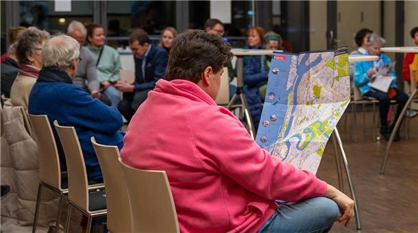 Die Stadt Bremerhaven empfängt 76 Neubürger Ein Blick auf die Karte von Bremerhaven: Hier gibt es viel zu entdecken. Das konnten die Neubürger auch bei der Bustour erleben.