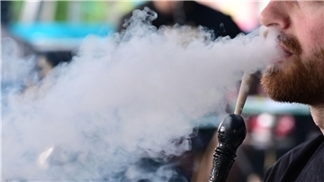 Ein Blick auf die Steuerstatistik bestätigt den schlechten Zustand der Shisha-Branche. Laut Statistischem Bundesamt wurden 2023 Steuerzeichen für 727 Tonnen Wasserpfeifentabak ausgegeben und damit deutlich weniger als 2022.