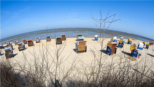 Ein Blick auf die Strandkörbe am Strand von Cuxhaven-Duhnen.
