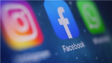Ein Blick auf ein Smartphone mit verschiedenen Social Media Apps, wie Facebook, Instagram, und WhatsApp.