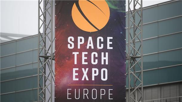 Fachmesse Space Tech: Wettbewerb in der Raumfahrt nimmt zu Ein Blick auf einen Aushang mit dem Namen des Space Tech Expo Europe außerhalb der Messehalle.
