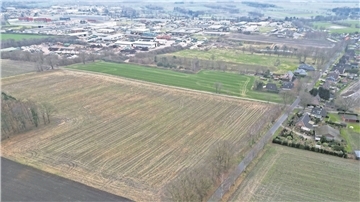 Ein Blick aus der Luft auf die potenzielle Abbaufläche für Sand. Die Anwohner der Mehedorfer Straße (rechts im Bild) fürchten um ihre Lebensqualität. Ob auf der Ackerfläche künftig Sand abgebaut werden kann, hängt von zahlreichen Faktoren ab. 
