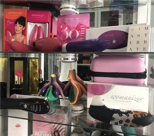 Diese Frau hat ihre Doktorarbeit über Dildos geschrieben Ein Blick in Becks Sammlung von Sexspielzeugen - aufbewahrt in ihrer Hamburger Wohnung.
