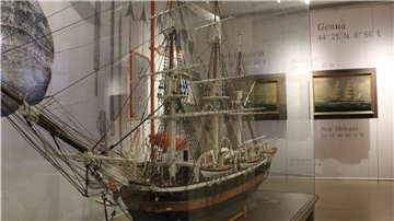 Ein Schiffsexponat in einem Museum.