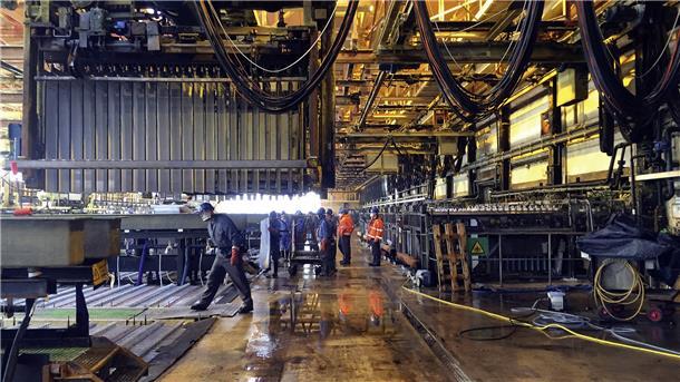 Ein Blick in die Elektrolyse der Nordenhamer Zinkhütte. Die Zinkhütte verbraucht fast so viel Strom im Jahr wie die Einwohner der Stadt Hannover. Der Strompreis droht für das Unternehmen im neuen Jahr 20-mal so hoch zu sein wie der Preis, den Glencore aktuell zahlt.