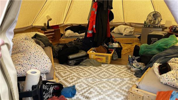 Zelt-Rivalen: Glamping-Luxus gegen Camping-Romantik beim Hurricane Festival Ein Zelt von innen.