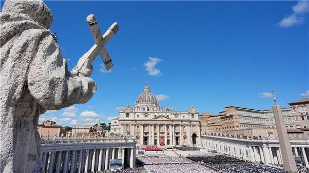 „Ciao Papa“ - Welt nimmt Abschied von Franziskus Ein Blick über den Petersplatz während der Trauerfeier für Papst Franziskus.