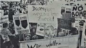 Ein Blick vom Rednerpodest auf den Schulhof der Breddorfer Dorfschule, der am 15. Mai 1971 als Schauplatz einer Protestkundgebung diente. Ziel der Demonstranten: Den Bombenabwurfplatz im Breddorfer Moor verhindern.