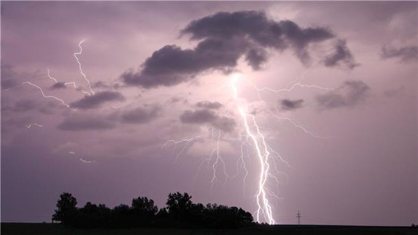 Ein Blitz bahnt sich seine Wege zur Entladung bei einem Sommergewitter am Abend bei Höchstädt im Landkreis Dillingen an der Donau.