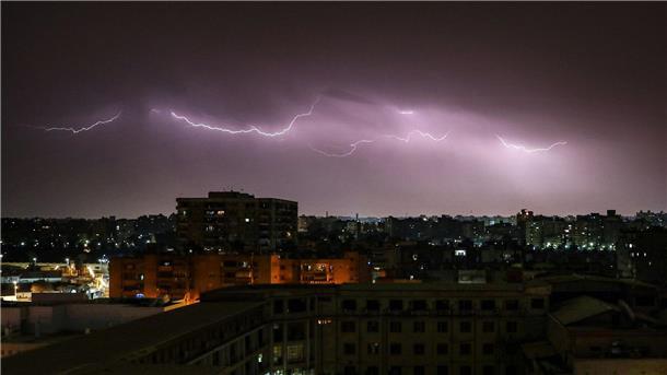 Ein Blitz erleuchtet den Himmel über Kairo.