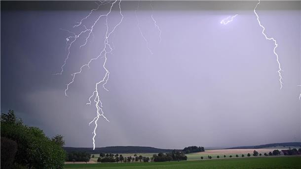 Ein Blitz zuckt bei einem Sommergewitter am Himmel über dem Ostalbkreis in Baden-Württemberg.
