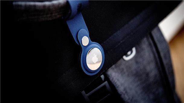 Ein Bluetooth-Tracker an einer Tasche. Die IT-Riesen Apple und Google wollen mit einer gemeinsamen Initiative den Missbrauch von kleinen Bluetooth-Ortungsgeräten für unerwünschtes Tracking von Personen verhindern.